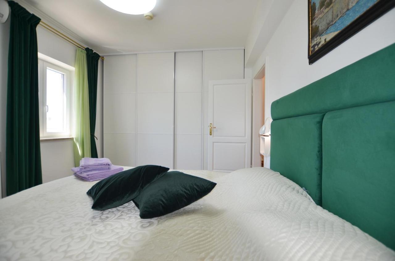 Apartment Max Rovinj Bagian luar foto